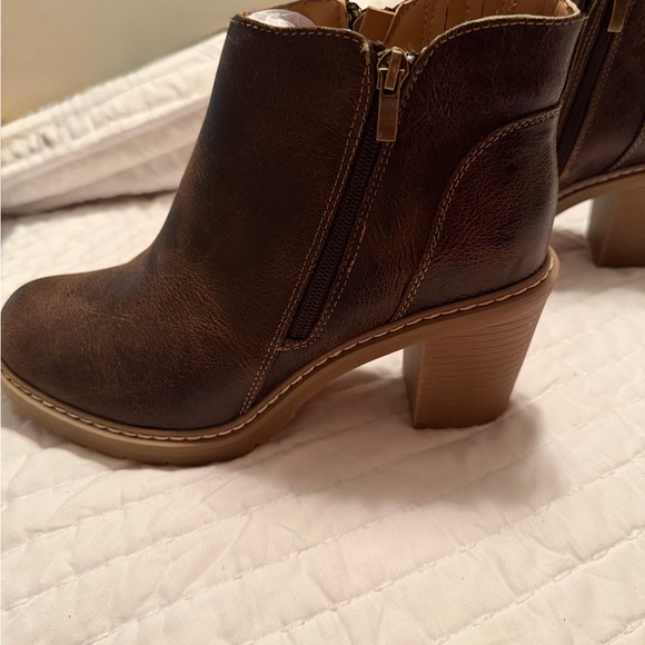 Corky's "Rocky Top" Block Heel Ankle
Bootie with Side Zip espresso size 10 - Picture 5 of 9